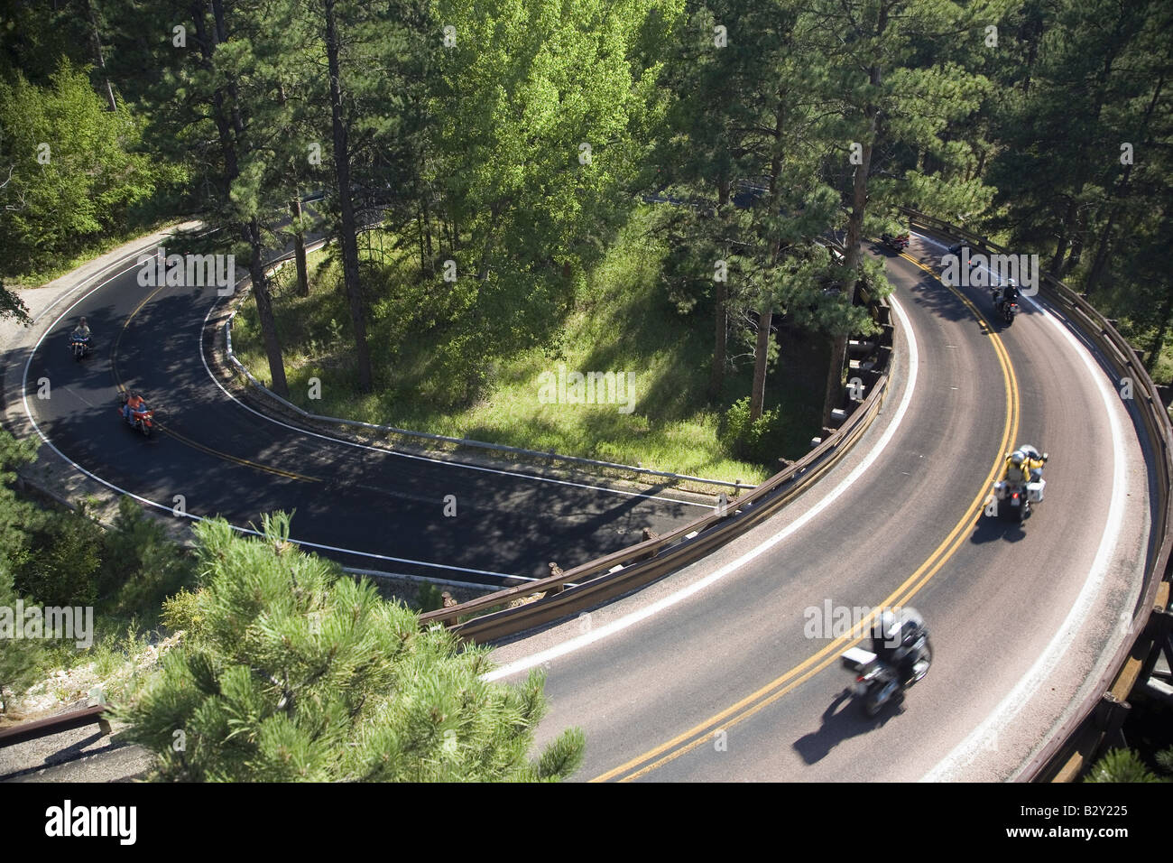 Vista in elevazione dei motocicli guida su Iron Mountain Road, Black Hills, nei pressi del Monte Rushmore National Memorial, SD Foto Stock