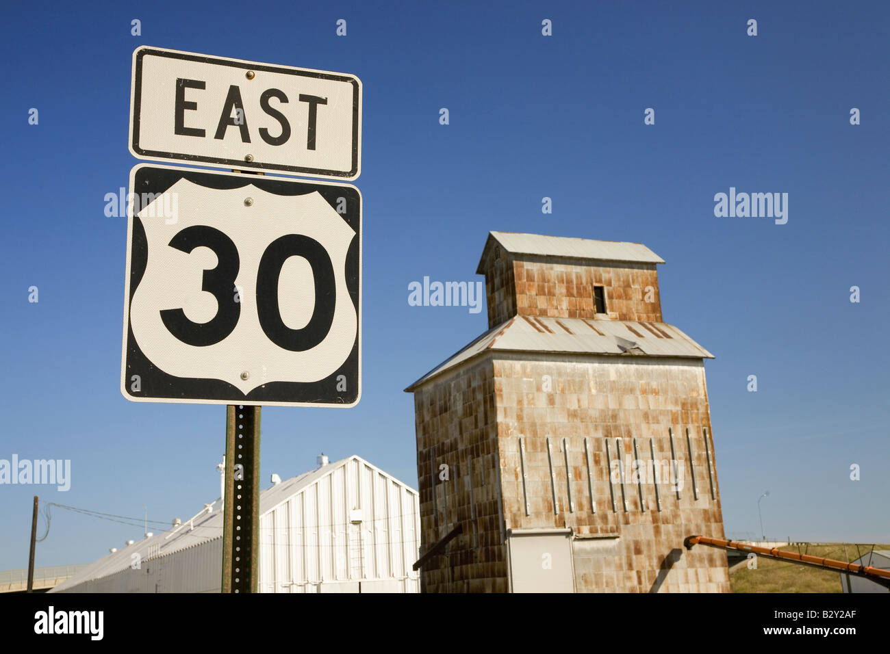 Silos e cartello stradale per Lincoln Highway, US 30, Nebraska Byway, America la prima autostrada transcontinentale, NE Foto Stock