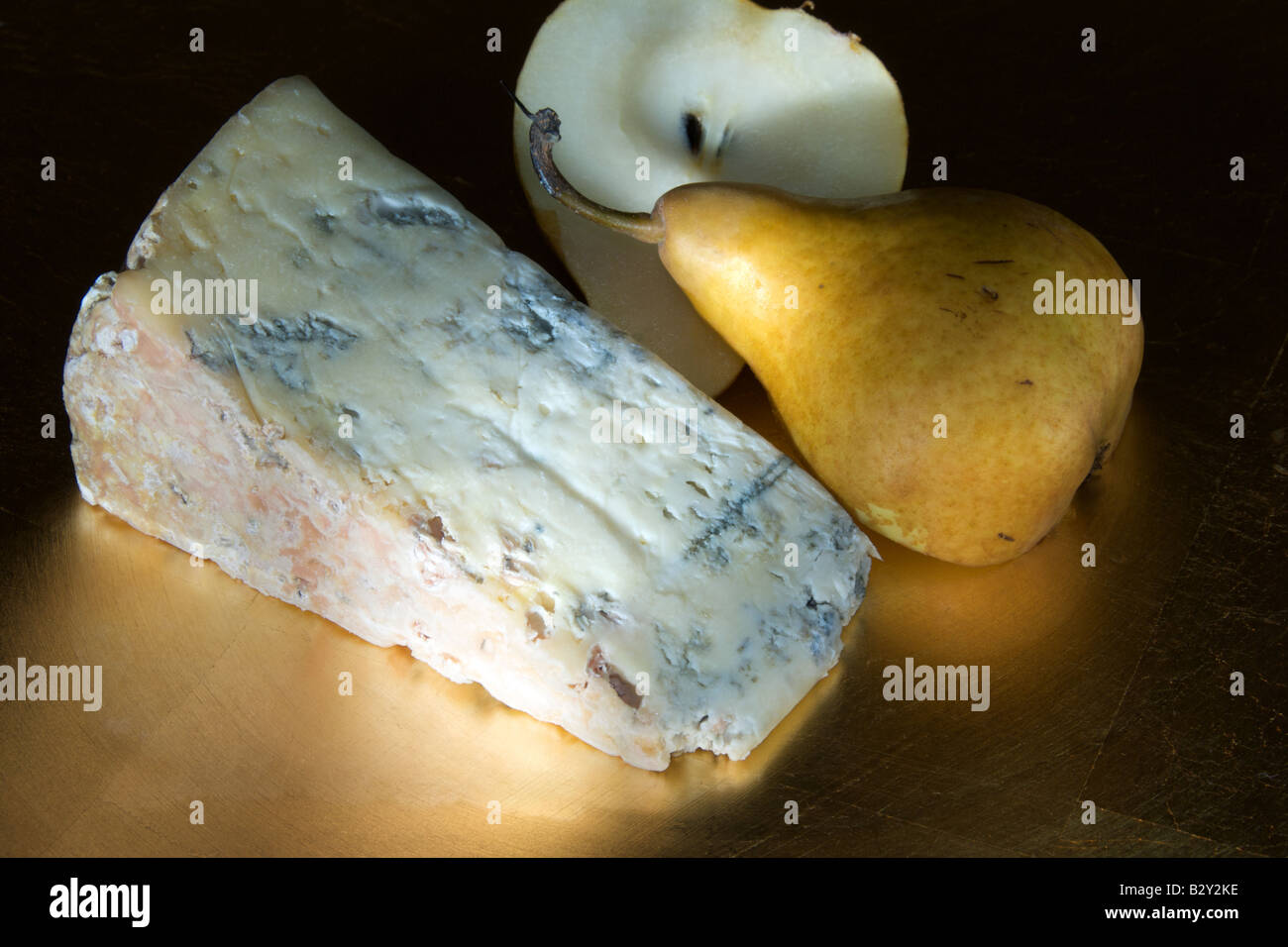 Pezzo di formaggio gorgonzola con Russet pera Foto Stock