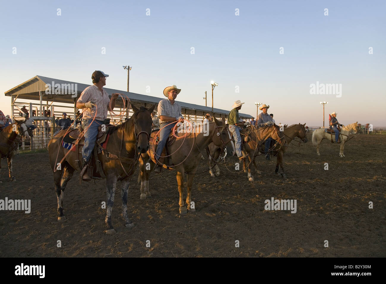 I cowboys al tramonto a PRCA Rodeo a Brule inferiore, Lyman County, inferiore Brule Sioux Prenotazione tribali, SD Foto Stock