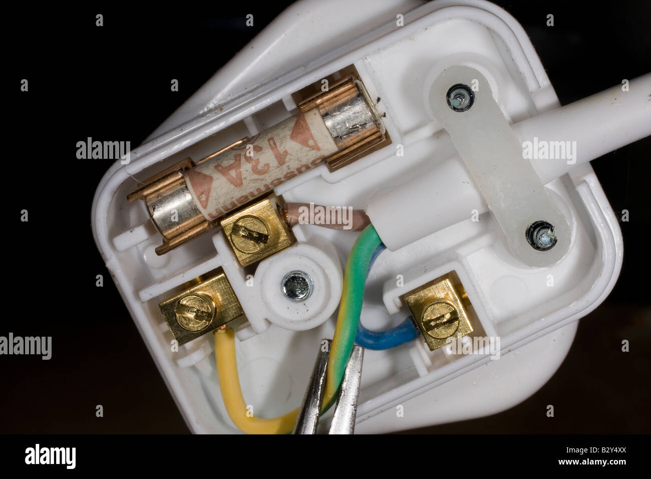 13 Amp spina di alimentazione con il lato superiore TOP rimosse illustrante il fusibile e le connessioni del cablaggio. Foto Stock