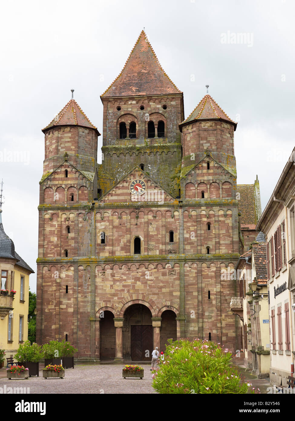 Ad ovest la facciata anteriore ST-ETIENNE abbazia romanica chiesa MARMOUTIER ALSACE FRANCIA Foto Stock