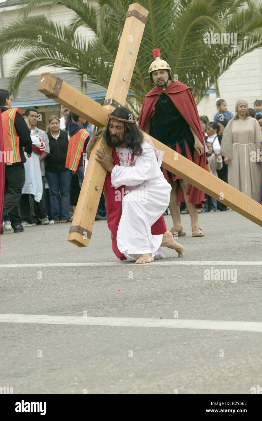 Un attore raffigurante Gesù Cristo che porta una croce passato folle il Venerdì Santo, Pasqua, Oxnard in California, Aprile 6, 2007. Foto Stock