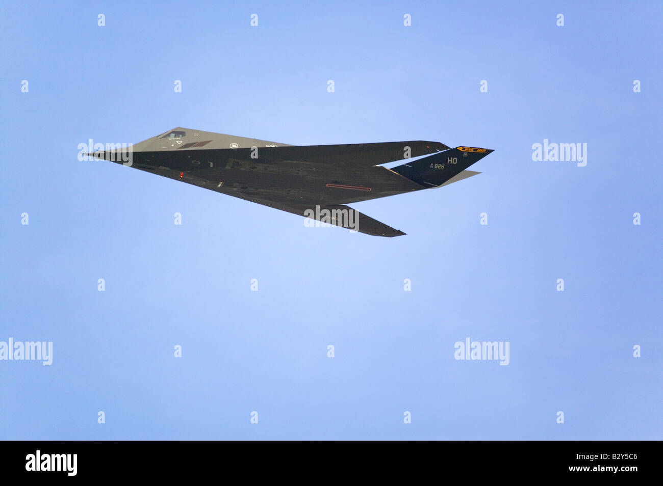 F-117A Nighthawk Jet Stealth Fighter sorvolare la XLII Base Navale Ventura County (NBVC) Air Show a Point Mugu, CA Foto Stock