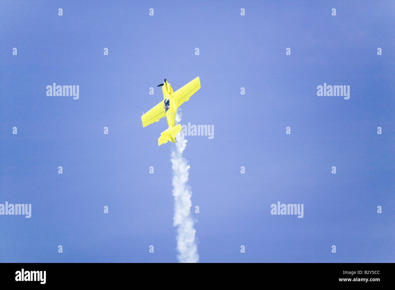 Stunt Pilot Rob Harrison battenti Zlin, un giallo brillante aeromobili chiamato 'tumbling Bear' a NBVC, CA Foto Stock