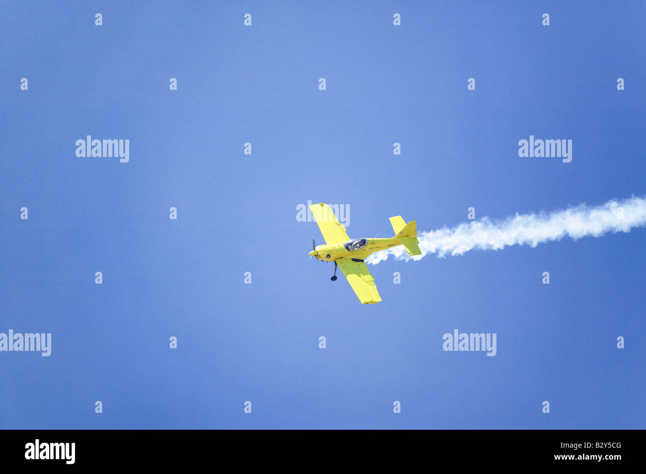 Stunt Pilot Rob Harrison battenti Zlin, un giallo brillante aeromobili chiamato 'tumbling Bear' a Pt. Mugu, CA Foto Stock