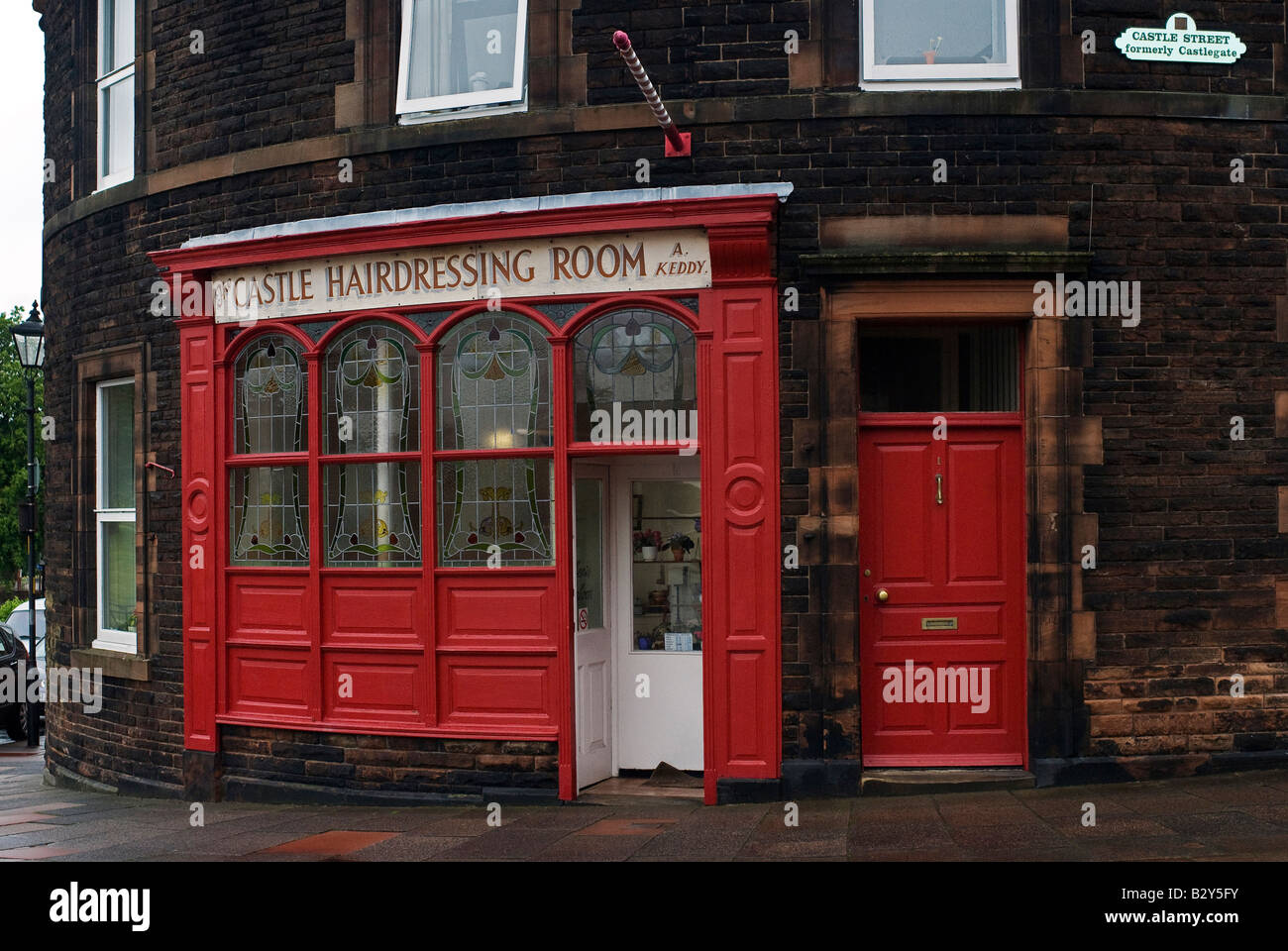 Tradizionale barbiere anteriore nel vecchio edificio in pietra a Carlisle, Cumbria, Inghilterra Foto Stock