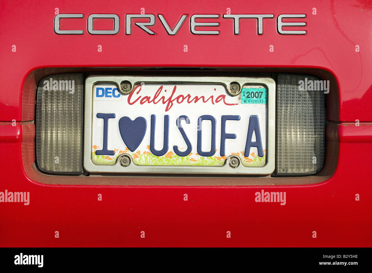 Rosso brillante Corvette targa "lettura Io amo gli Stati Uniti d'America' in Ojai, California. Foto Stock