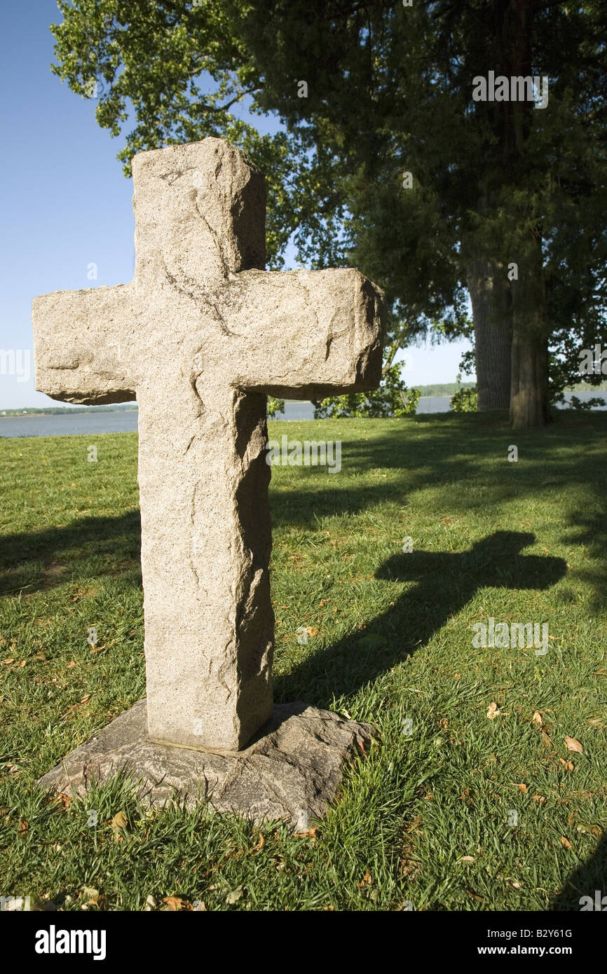 La pietra sepolcrale della versione originale in inglese Colono, eventualmente Bartolomeo Gosnold, sul fiume James Jamestown Fort, VA Foto Stock