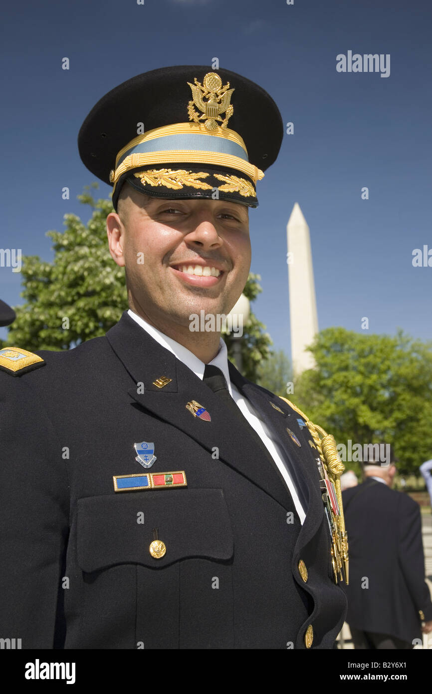 Addetto militare in piena uniforme del vestito in posa di fronte nazionale di Memoriale della Seconda Guerra Mondiale a Washington DC Foto Stock