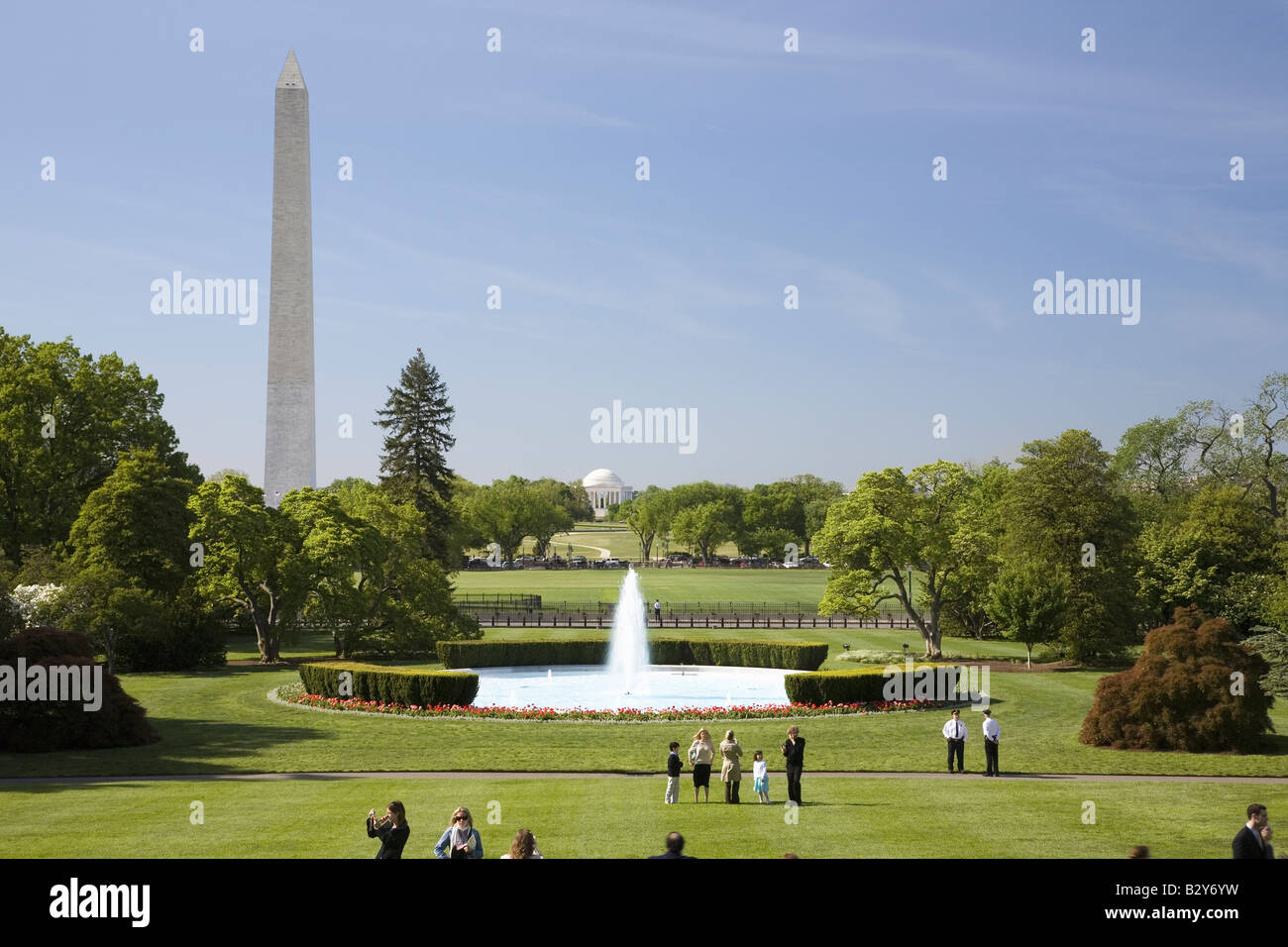 La South Lawn della Casa Bianca a Washington Memorial e il Jefferson Memorial in distanza il 7 maggio 2007 Foto Stock