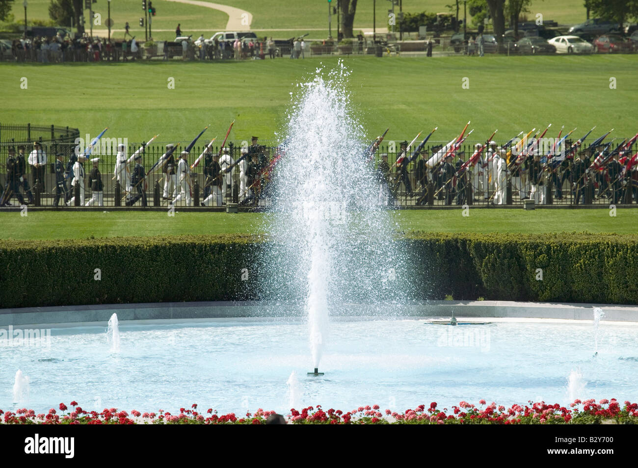 Un close-up della Casa Bianca fontana sud come militari in background portano i cinquanta flag di stato Foto Stock