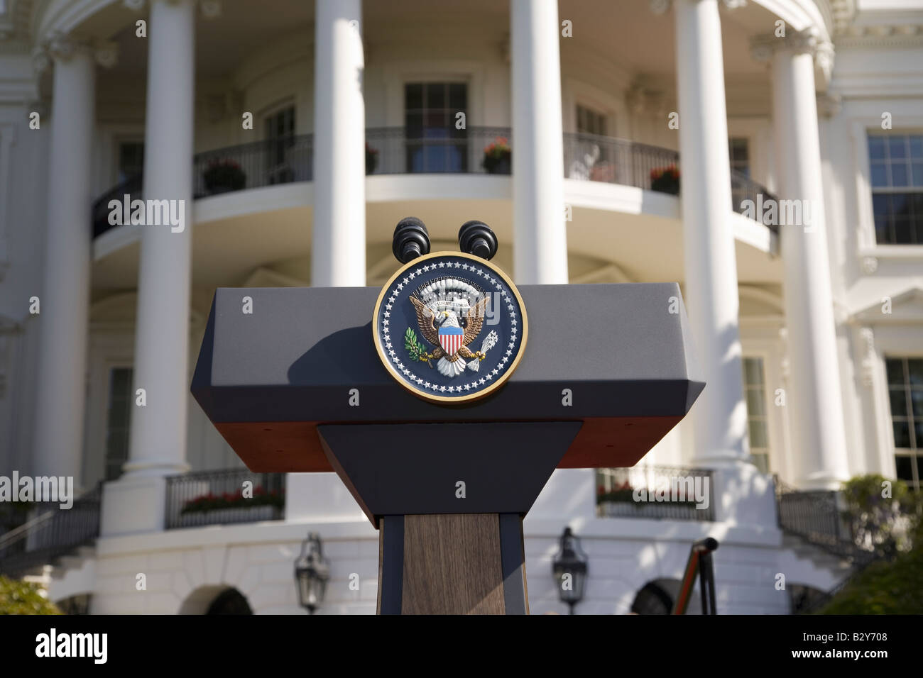 Guarnizione di Tenuta Presidenziale sul podio davanti al portico sud della Casa Bianca, Truman balcone, a Washington, DC Foto Stock