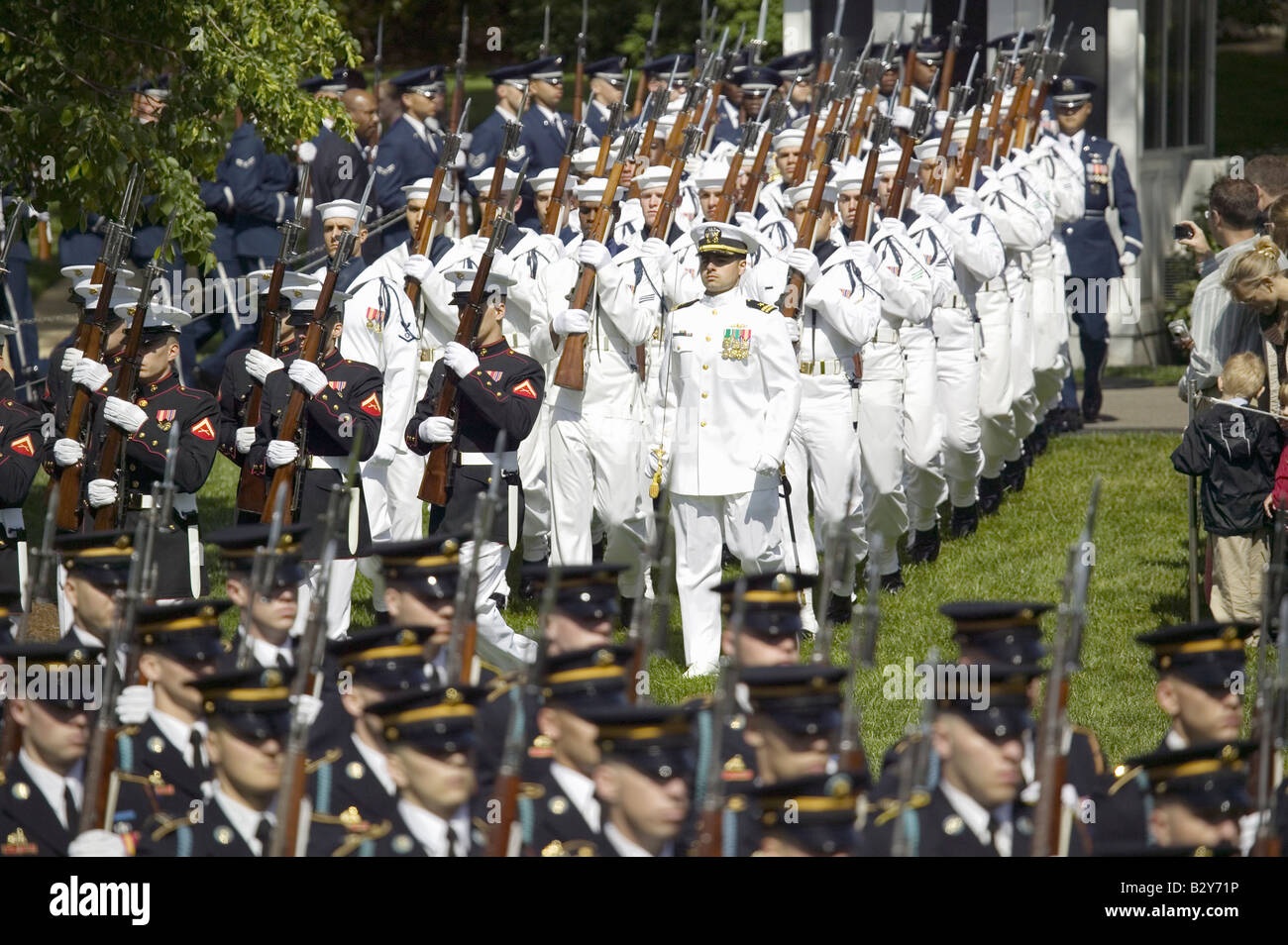 Rami militari marciare sul prato Sud della Casa Bianca per il 7 maggio 2007 dal Presidente George W Bush Foto Stock