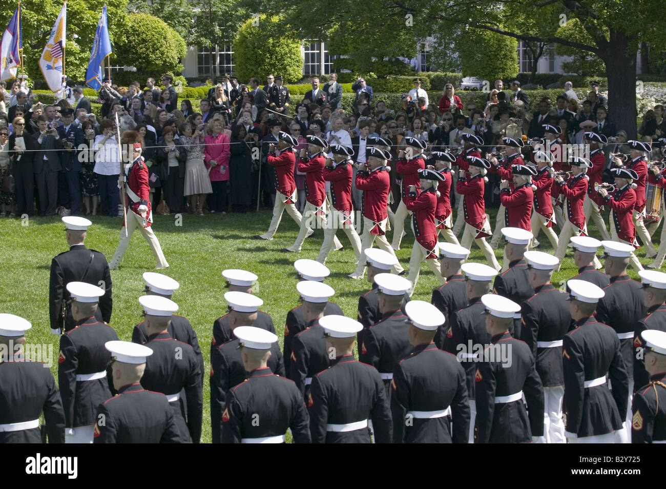 Gli Stati Uniti Esercito vecchia guardia Fife e Drum Corps marciando attraverso il South Lawn Foto Stock
