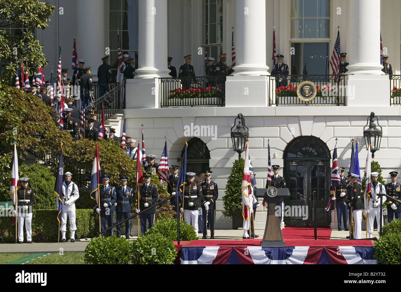 Visualizzazione della britannica Union Jack Flag e bandierine americane di fronte al portico sud della Casa Bianca Foto Stock