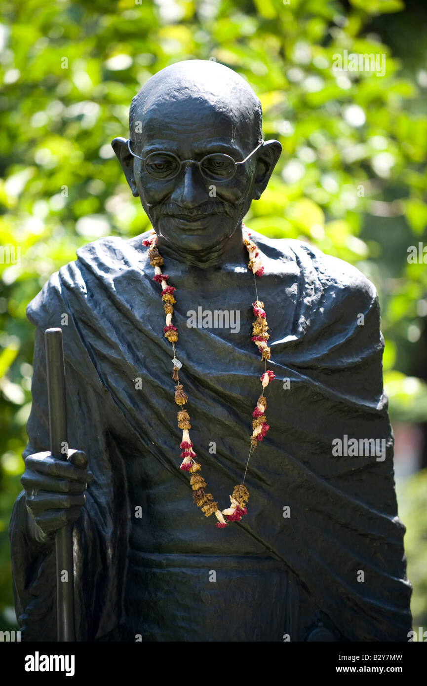 Statua di Gandhi in Union Square di New York decorato con una ghirlanda di fiori Foto Stock