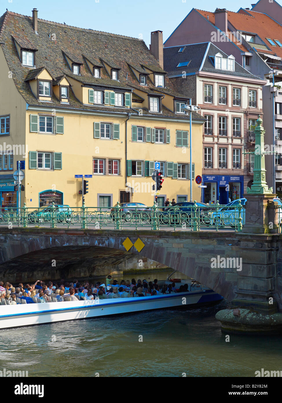 Gita turistica di barca passando sotto il ponte e le case Strasburgo Alsace Francia Foto Stock