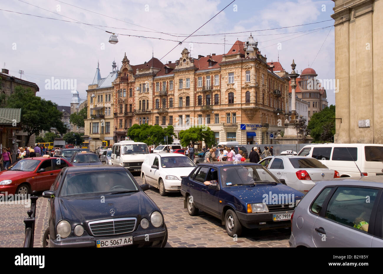 Il traffico con autos nella vecchia secdtion del centro della città di Leopoli Ucraina Foto Stock