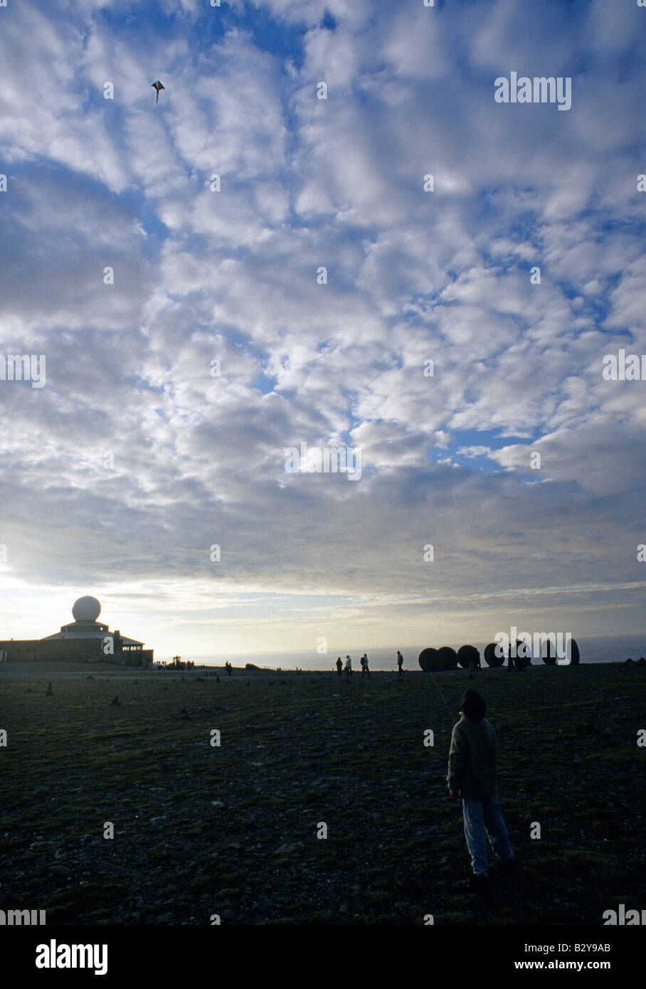 Norvegia Nordkapp monumento bambini e ragazzo con kite Foto Stock