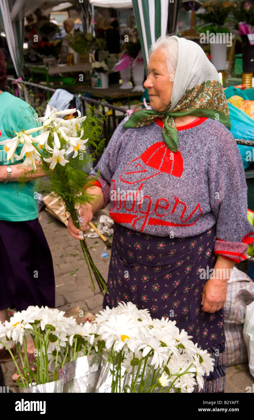 Old Lady babushkas vendono fiori al mercato nel centro storico della città di Leopoli Ucraina Foto Stock