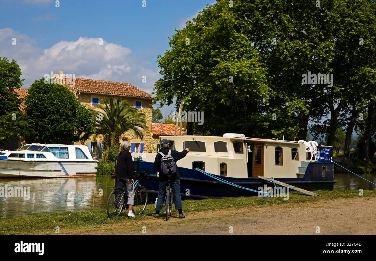 I turisti in bicicletta vicino al Canal du Midi, Le Somail, Languedoc-Roussillon, Francia Foto Stock