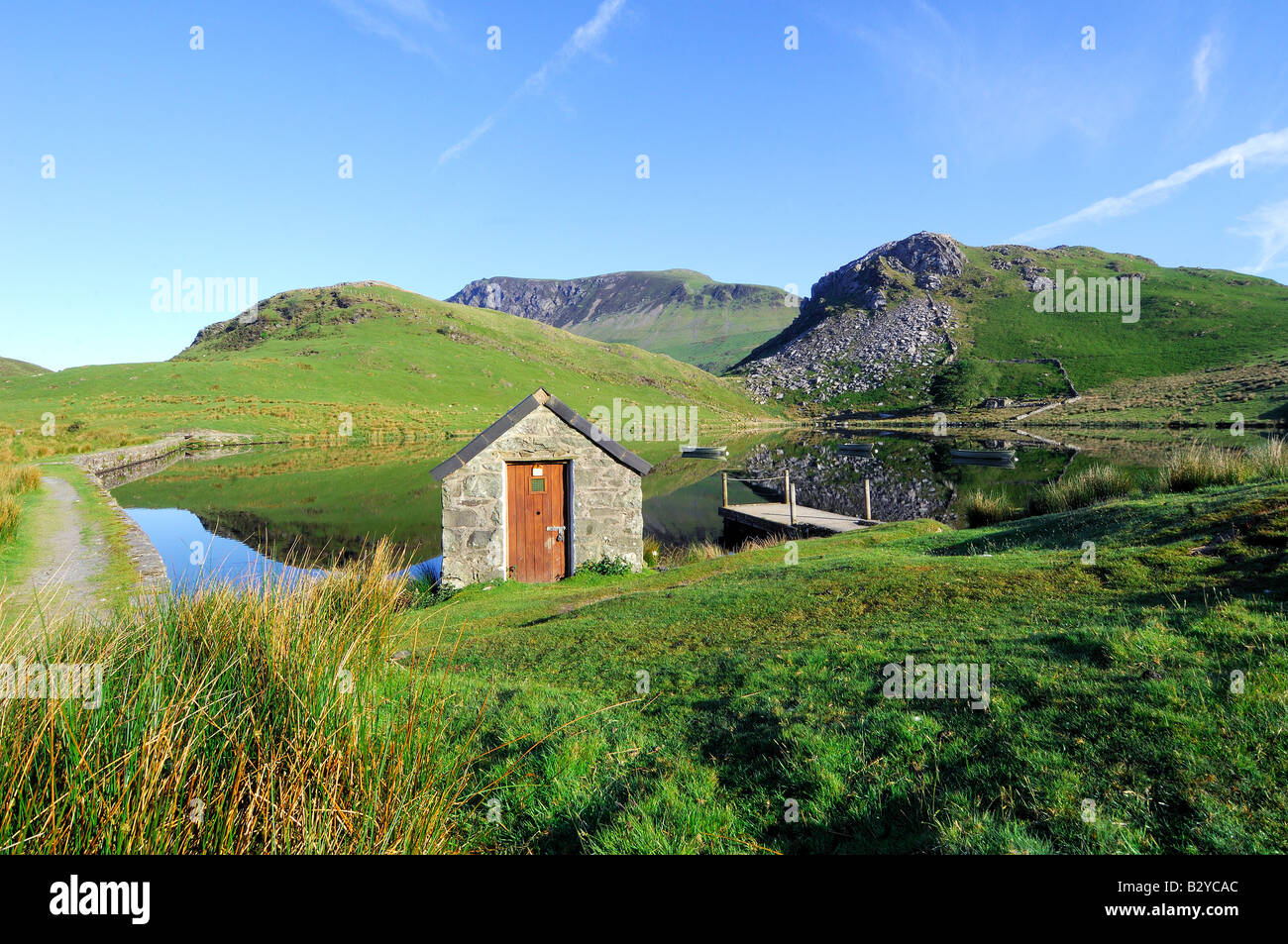 Una calma e splendida mattinata a Llyn Dywarchen nel parco nazionale di Snowdonia nel Galles del Nord Foto Stock