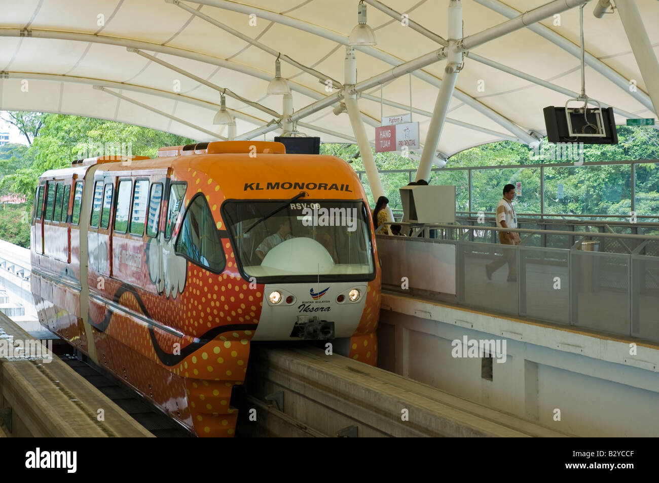 Treno monorotaia a Hang Tuah stazione, vicino a Bukit Bintang e Pudu, Kuala Lumpur, Malesia; asiatica del trasporto pubblico in Asia Foto Stock