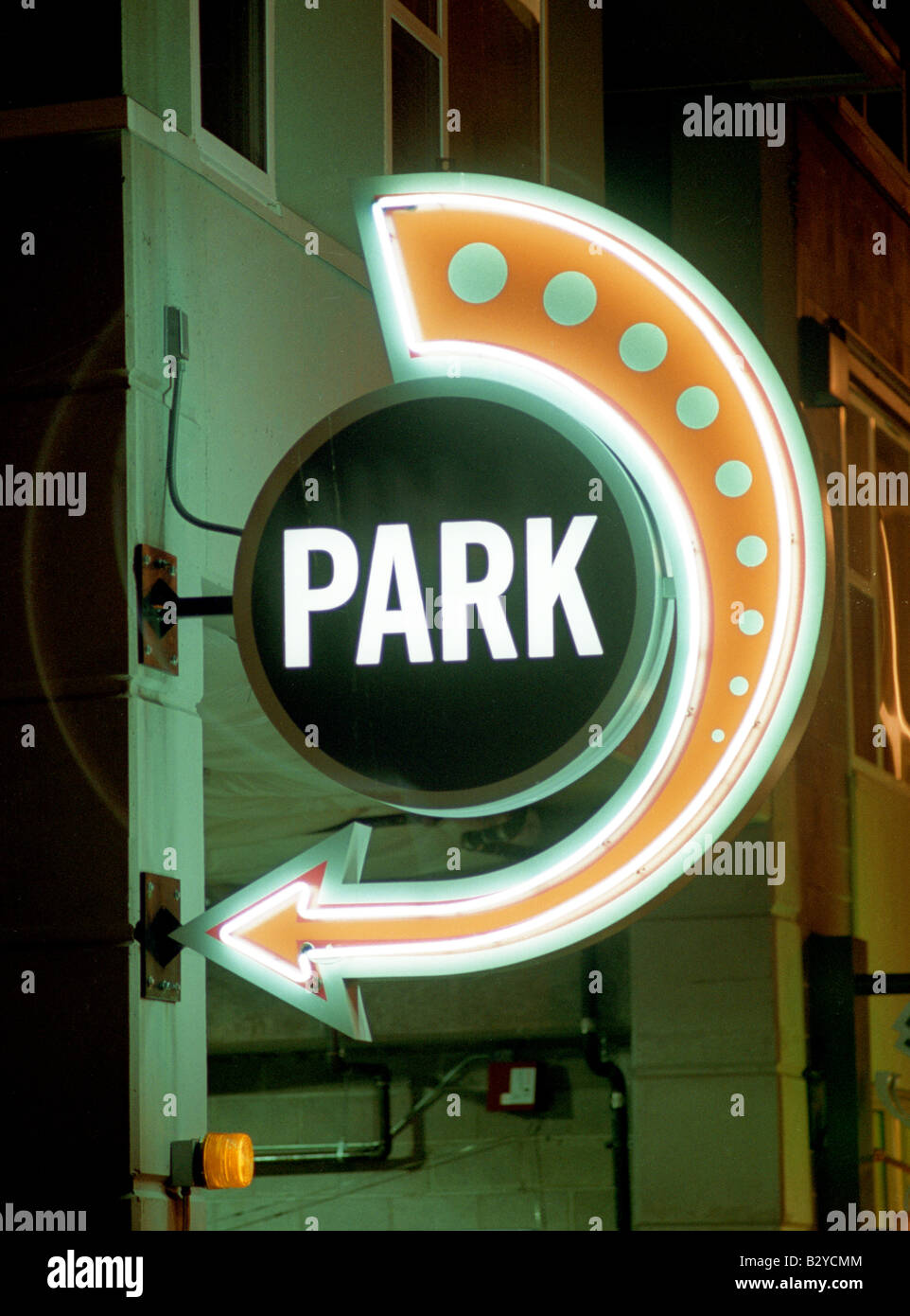 Simbolo di parcheggio e freccia Neon di Seattle Washington America del Nord Foto Stock