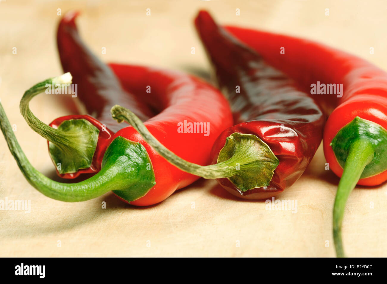 Macro shot di red hot chili peppers su un tagliere Foto Stock