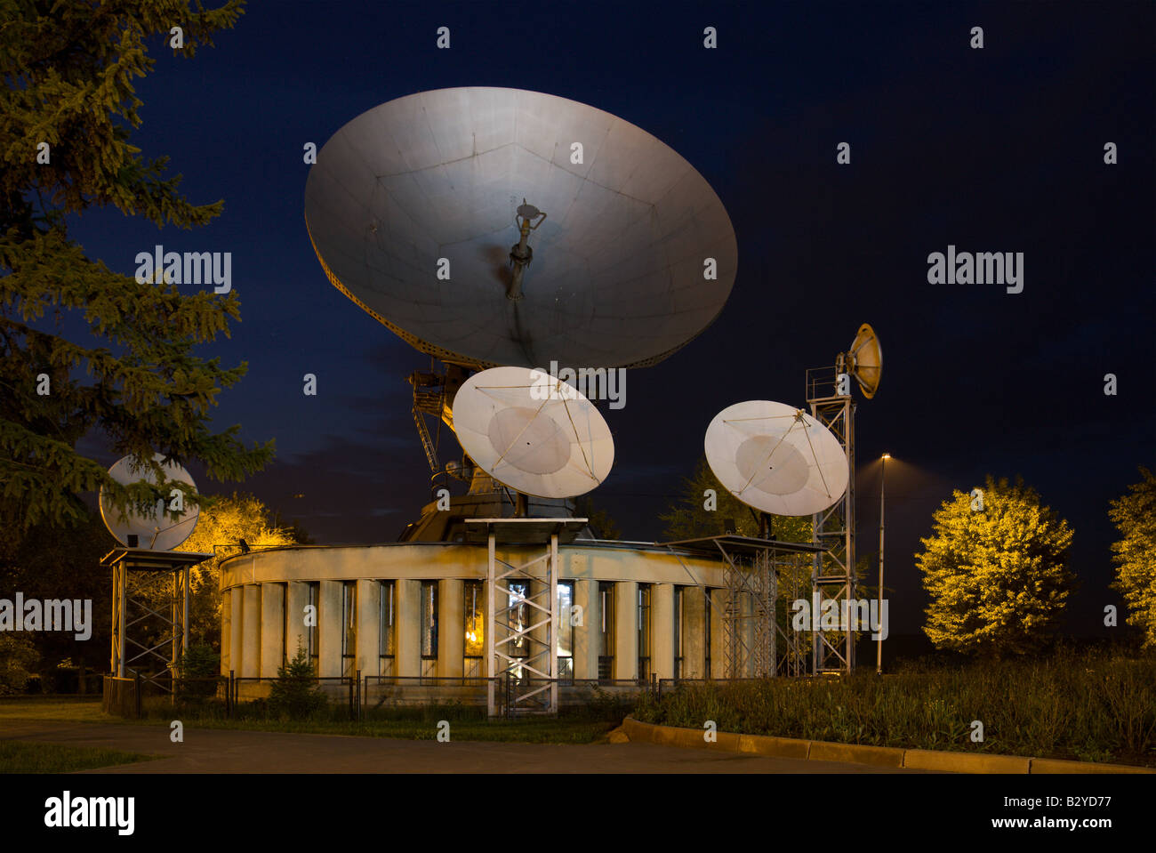 Un grande piatto di satellite per telecomunicazioni industria volte nello spazio Foto Stock