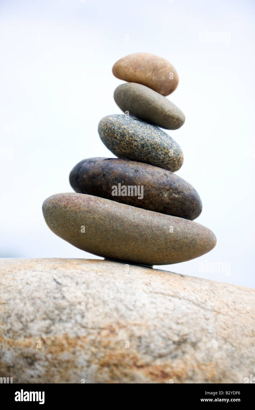 Zen come pila di pietre sul big stone Foto Stock