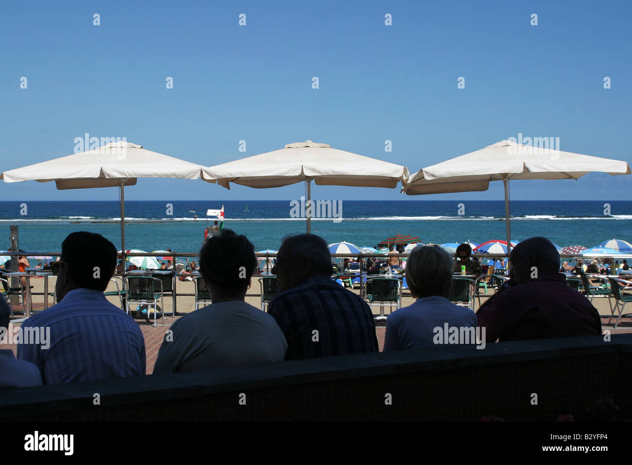 Street cafe sulla spiaggia di Las Canteras a Las Palmas di Gran Canaria Isole Canarie Spagna foto: pixstory / Alamy Foto Stock