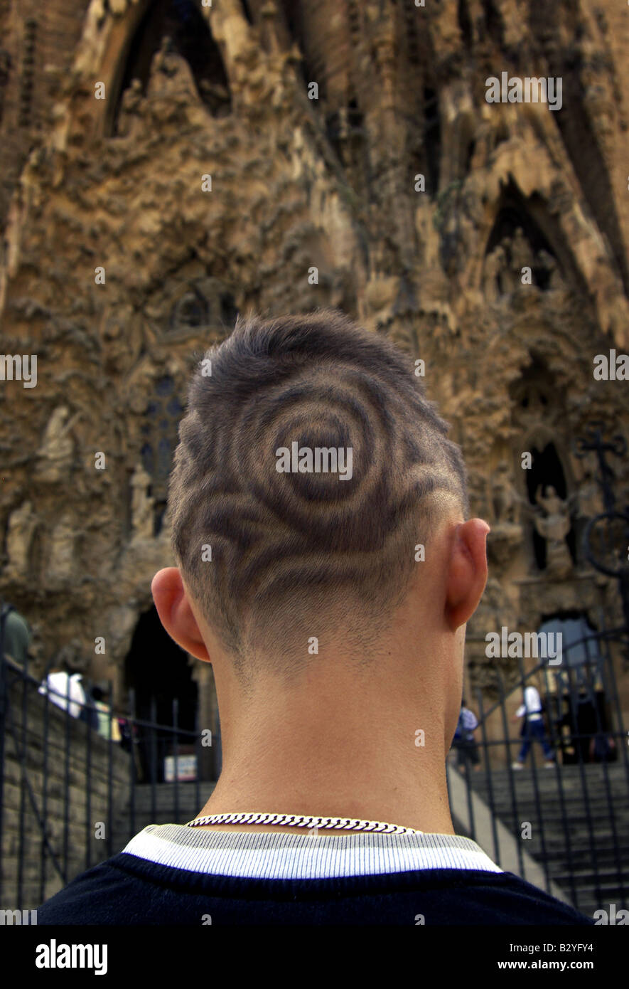 La gioventù con peli rasati stile nella parte anteriore della Sagrada Familia di Barcellona, Spagna Foto Stock