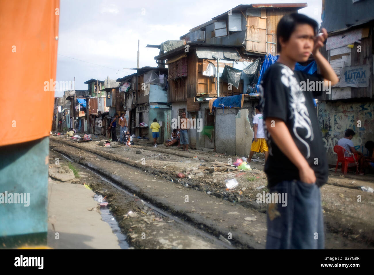 Una comunità squatter lungo i binari della ferrovia a Manila nelle Filippine. Foto Stock