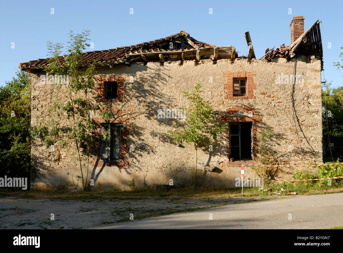 Foto di stock di un piccolo borgo casa in Francia dove il tetto ha ceduto Foto Stock