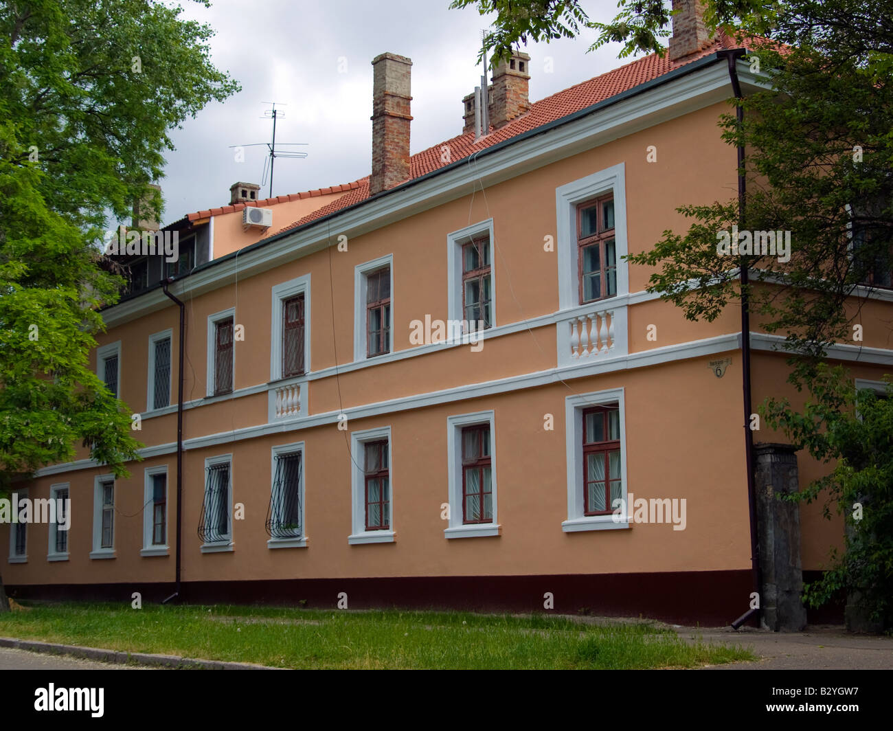 Ripristinato città ucraina edificio. Un tipico edificio storico a Nikolaev (Mykolayiv) Ucraina, recentemente restaurato all'antica glo Foto Stock