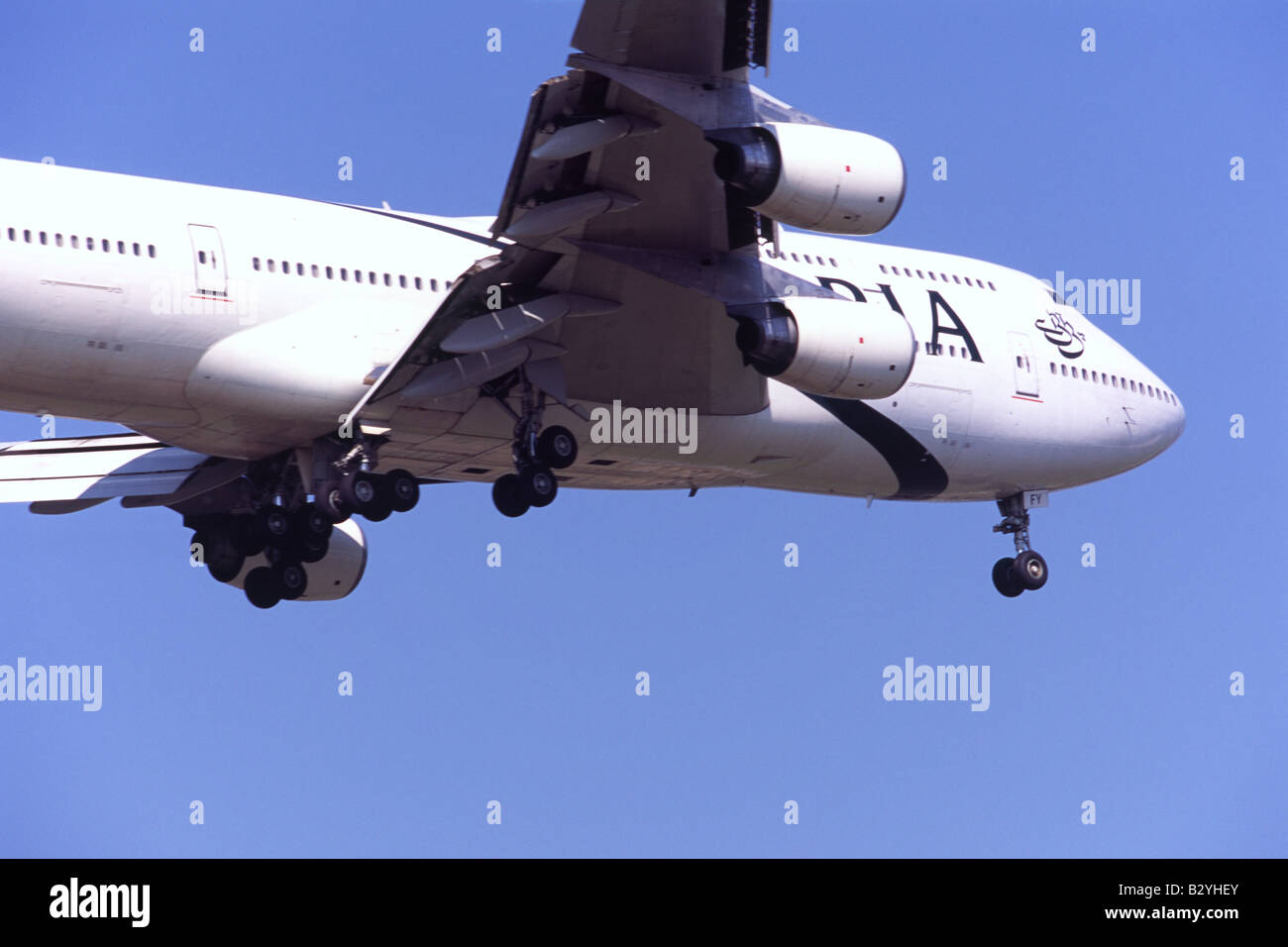 Boeing 747 azionato dal Pakistan International Airlines sulla rotta di avvicinamento per l'atterraggio all'Aeroporto di Londra Heathrow Foto Stock