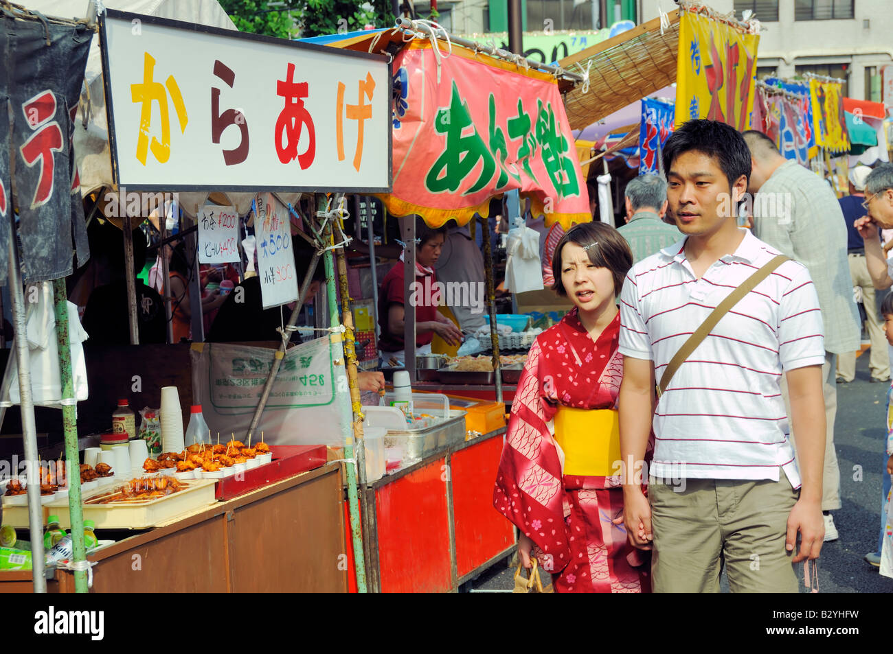 Coppia giapponese in kimono al festival, Tokyo, Giappone Foto Stock