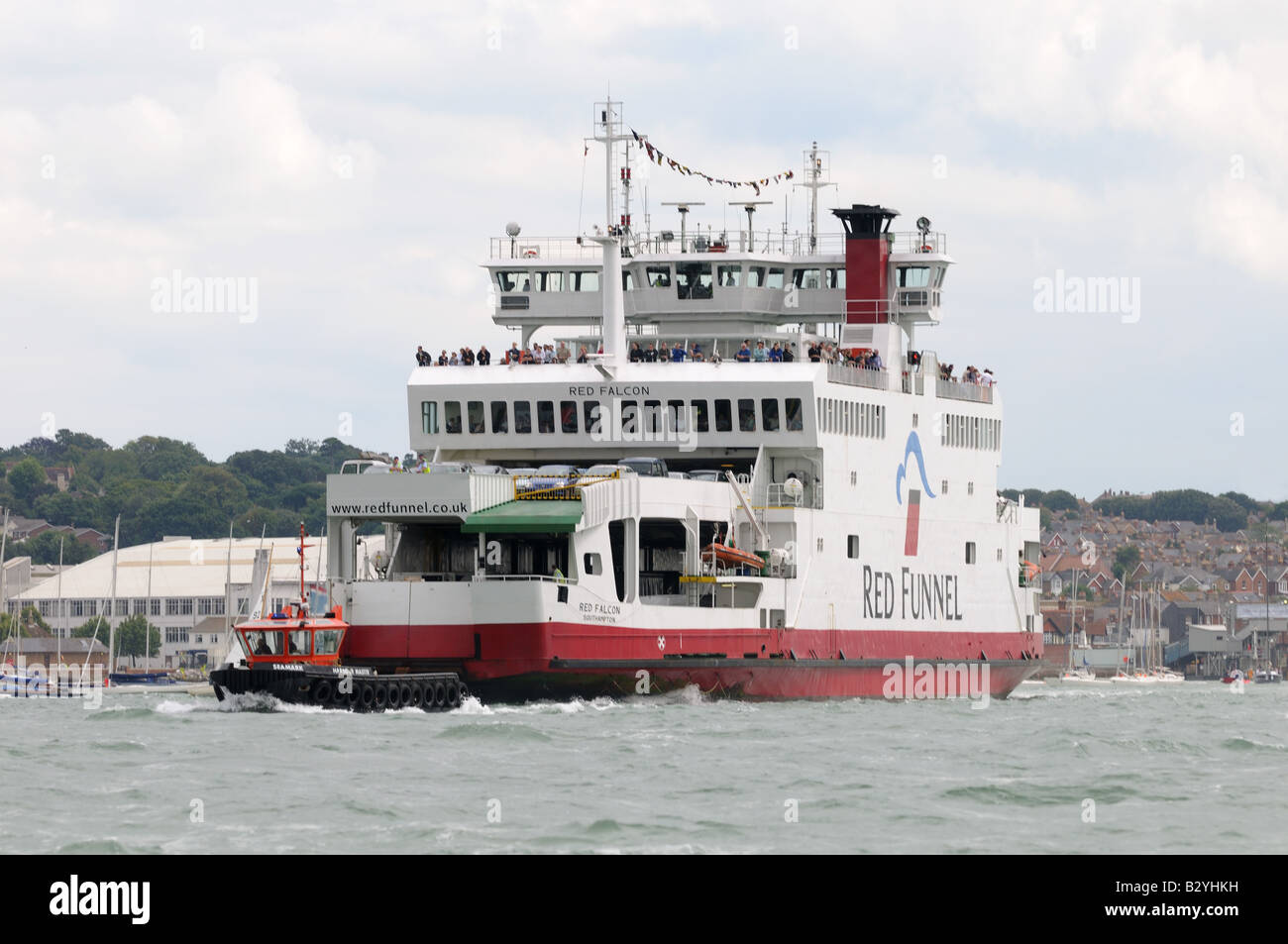 Imbuto Rosso Southampton a Cowes traghetto per auto vela Cowes Week Isola di Wight Foto Stock