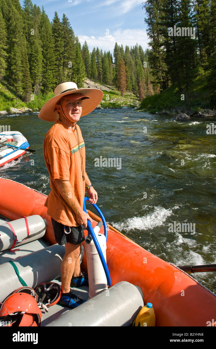 Idaho, Medio Forcella del fiume di salmoni. Una guida di Felice si prepara per una giornata di rafting pompando barche Foto Stock