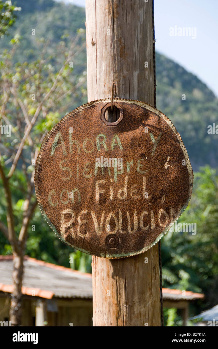 Pro segno della rivoluzione a sostegno di Fidel Castro scritto su un vecchio barilotto di acciaio nella campagna cubana Foto Stock