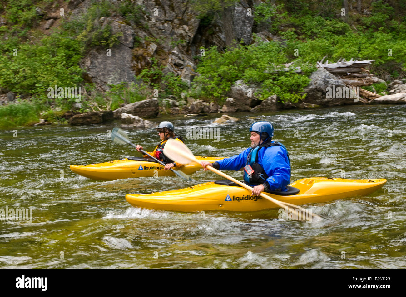 Idaho, Medio Forcella del fiume di salmoni. Kayakers godere di un bel tratto di acqua. Foto Stock