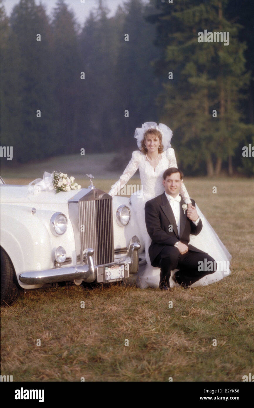 Sposa e lo sposo con l'annata Rolls Royce Automobile in ambiente boschivo Foto Stock
