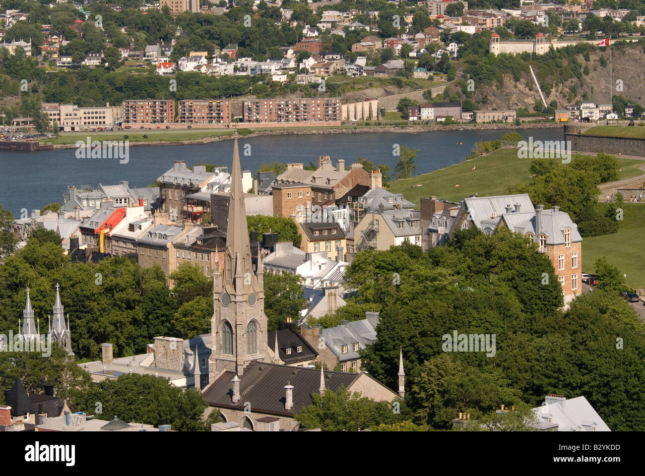 Antenna della città di Québec, Canada, quartiere storico che mostra tradizionale architettura francese e il fiume San Lorenzo, spazio di copia Foto Stock