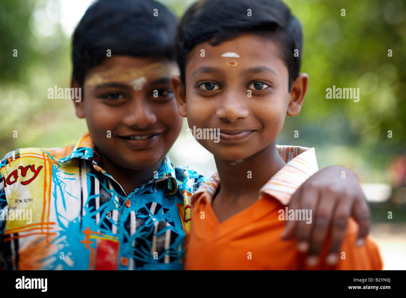 Due giovani ragazzi indiani sorriso per la fotocamera. Foto Stock