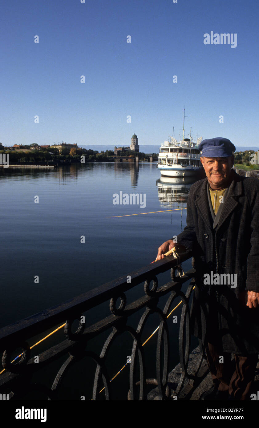 Vecchio Pescatore da acqua in Russia Vyburg vestito in camicia Foto Stock