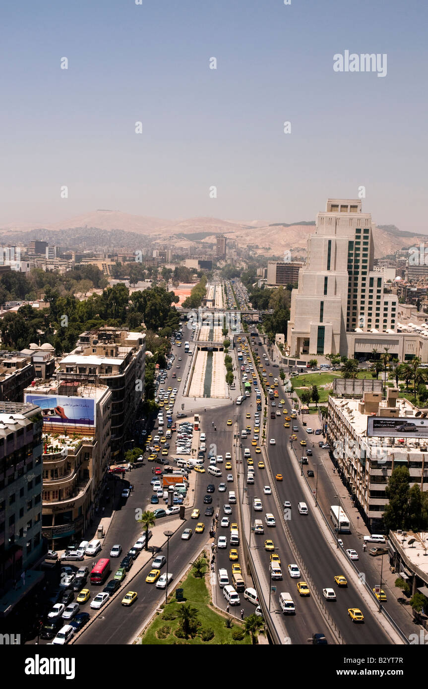 La Siria. Mattina di traffico su vasta Beirut Avenue nella parte moderna di Damasco Foto Stock