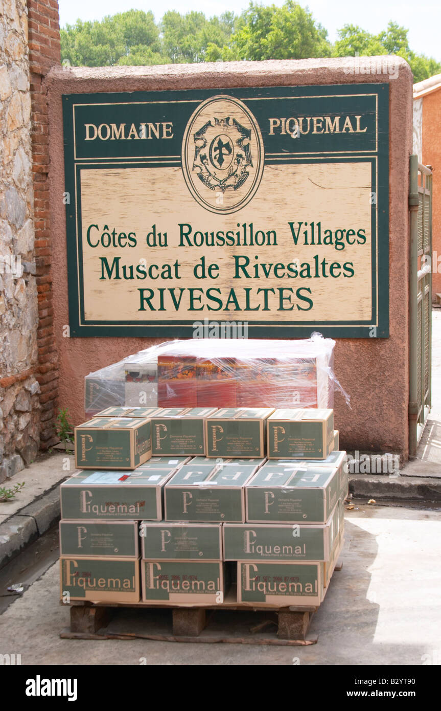 Bottiglie conservate in cantina. Nei casi. Domaine Piquemal, Espira de l'Agly, Roussillon, Francia Foto Stock