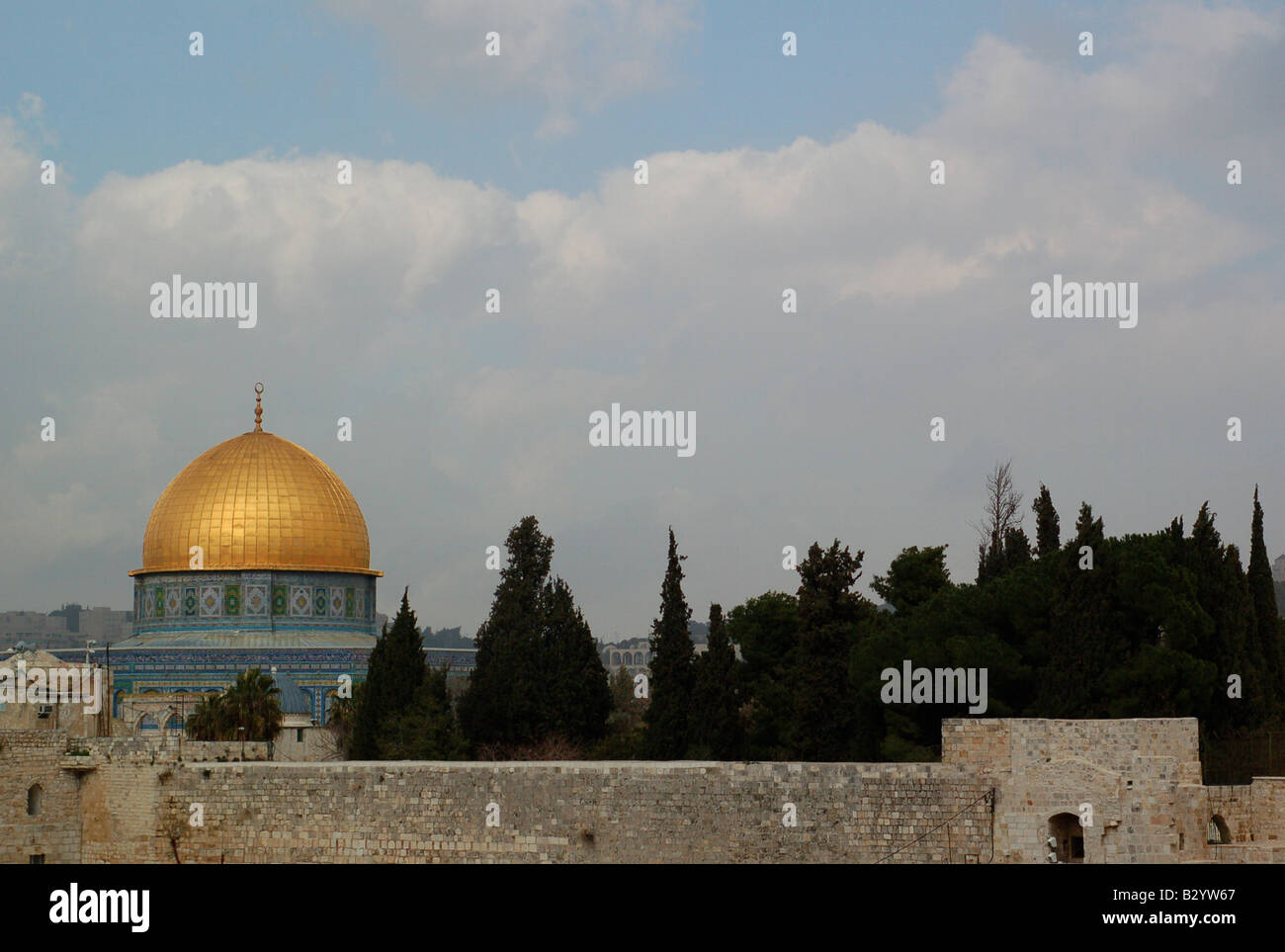 La Cupola della roccia, il più antico esistente edificio islamico nel mondo, visibile sopra il Muro Occidentale di Gerusalemme. Foto Stock
